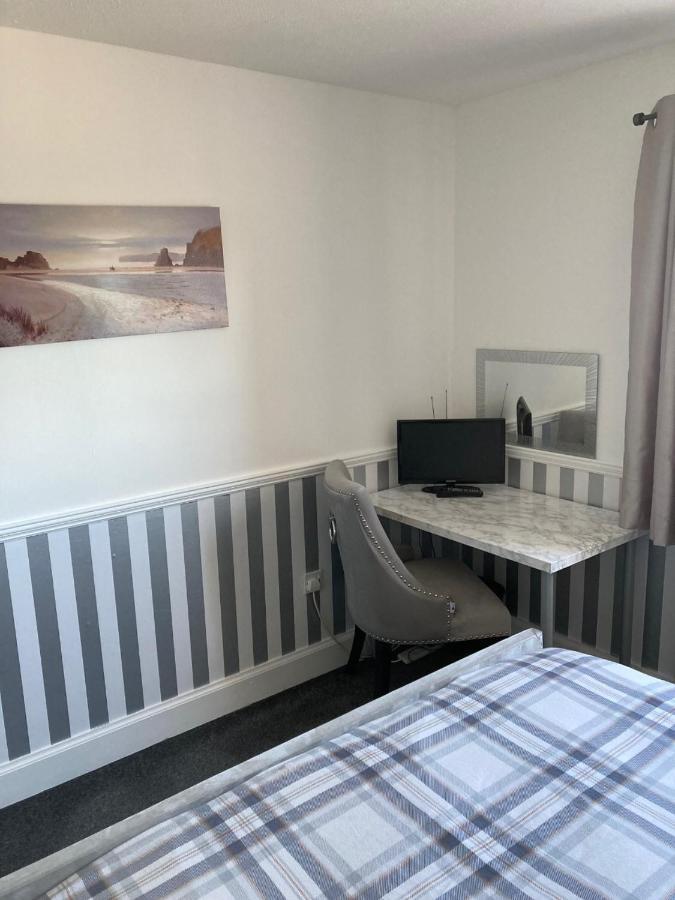 Home From Home Penicuik Bagian luar foto